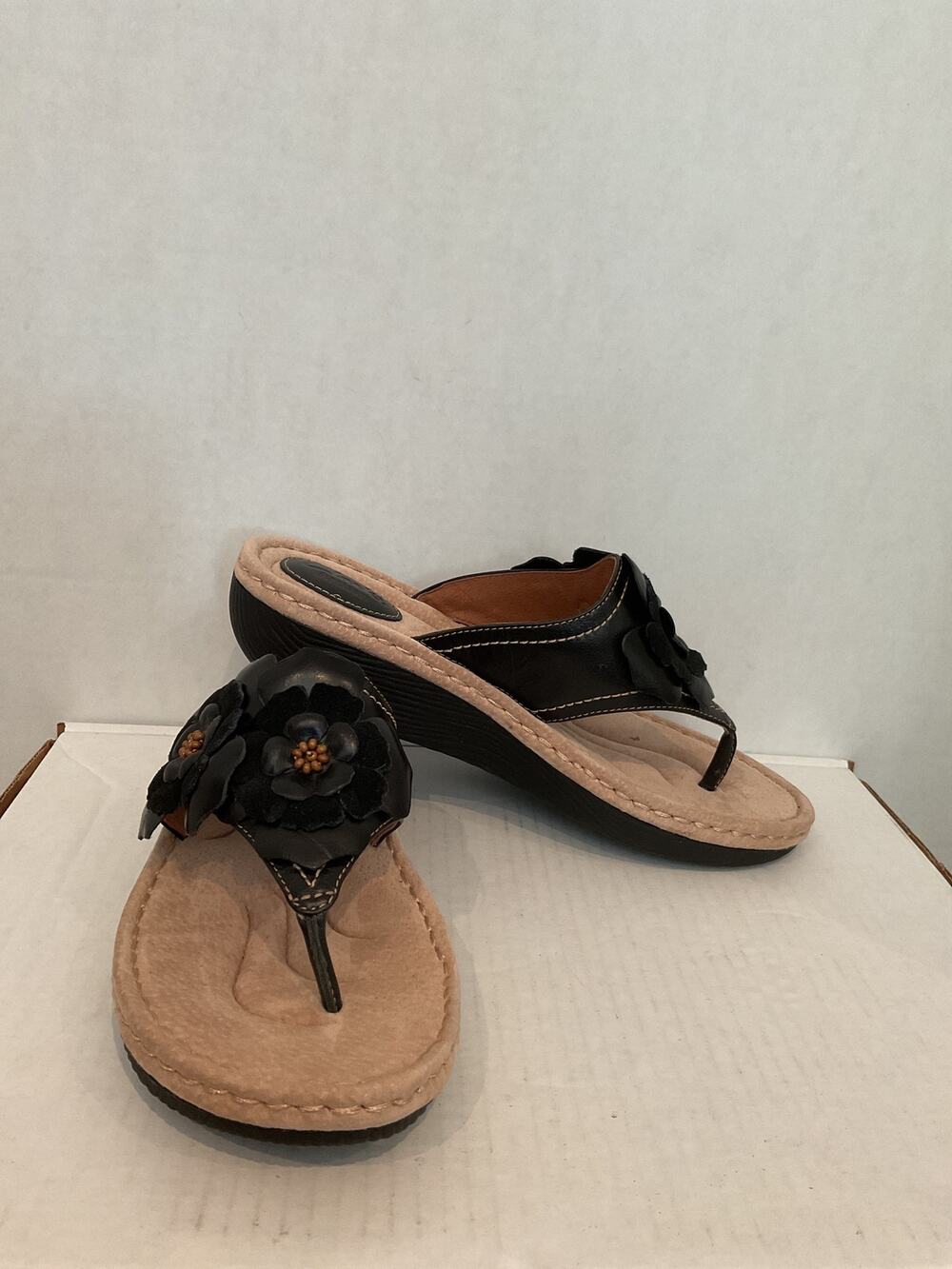 Clark’s Artisan - Leisa Grove - Black Leather Wedge Sandal w/ Flower Detail -9M
